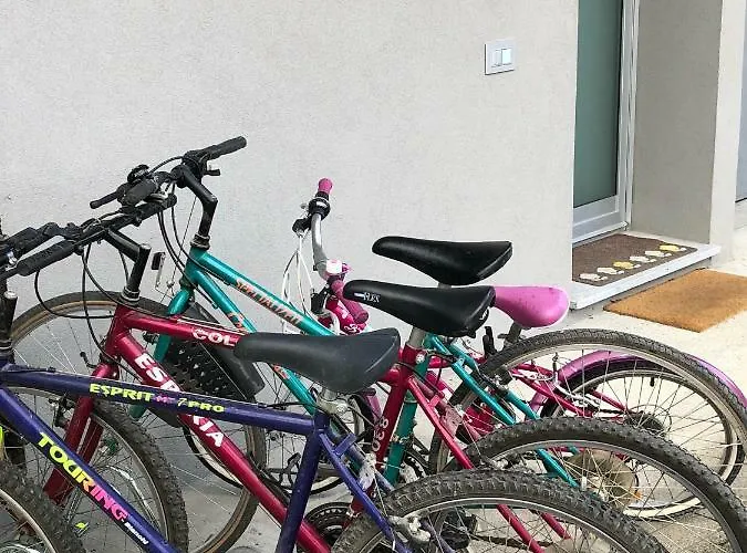 White House Lucia 펜션 콜리코